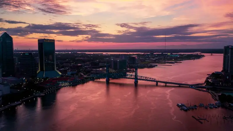 Jacksonville, Florida: the river and the downtown skyline